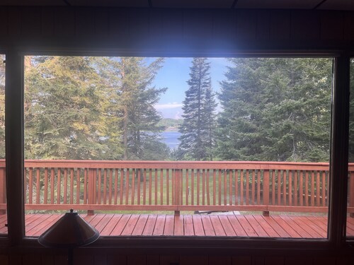 Sweet Retreat Cabin on Crane Lake with onsite parking and Air Conditioned!