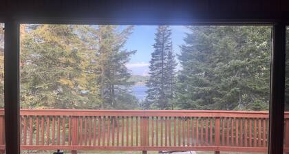 Sweet Retreat Cabin on Crane Lake with onsite parking and Air Conditioned!