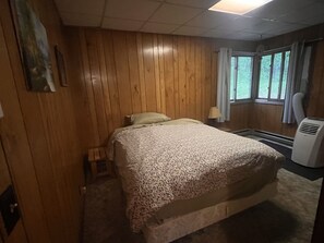 2 bedrooms, free WiFi, bed sheets - Sweet Retreat Cabin on Crane Lake with onsite parking and Air Conditioned! (Crane Lake)