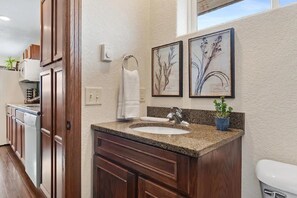 Luxury-Apartment, 1 Schlafzimmer, Bergblick | Badezimmer | Dusche, kostenlose Toilettenartikel, Haartrockner, Handtücher