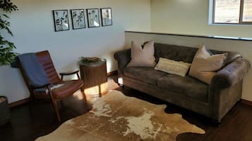 Departamento de lujo, 1 habitación, vista a la montaña | Área de sala de estar | Televisión de 42 pulgadas con canales por cable