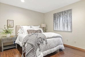 Luxury-Apartment, 1 Schlafzimmer, Bergblick | 1 Schlafzimmer, Bettwäsche aus ägyptischer Baumwolle