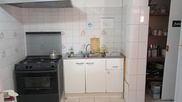Een minikoelkast, een microgolfoven, een blender