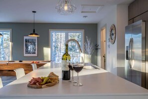 Dining - Panoramic view - Spa - Chalet du Cap (Matawinie Regional County Municipality)
