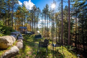 Outdoor dining - Panoramic view - Spa - Chalet du Cap (Matawinie Regional County Municipality)
