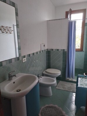 Dusche, Haartrockner, Bidet, Handtücher