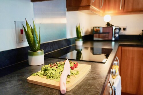 Peaceful 2 Bed Riverside Apartment With Parking in Central Maidstone