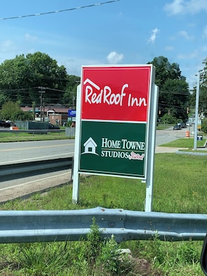 Une enseigne pour RedRoof Inn, indiquant la présence de Home Towne Studios.