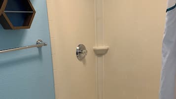 Duschwanne, Haartrockner, Handtücher, Toilettenpapier