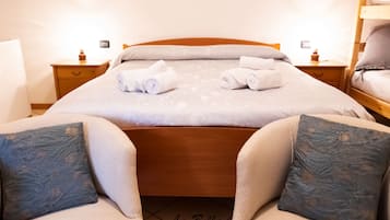 2 habitaciones, tabla de planchar con plancha y cuna de viaje