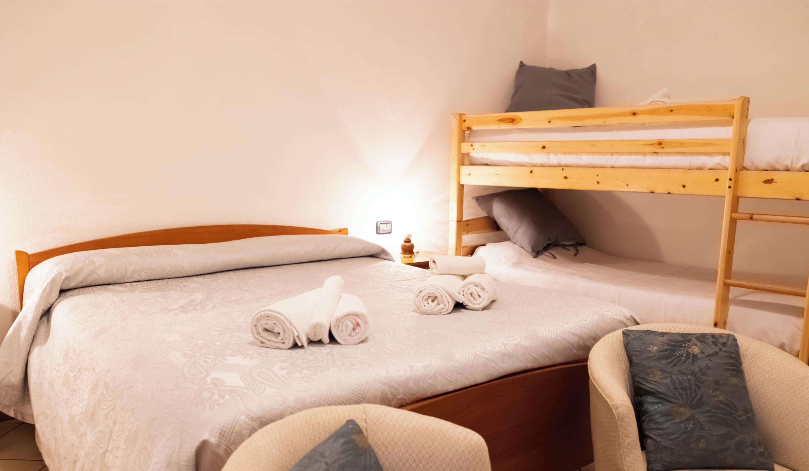 3 chambres, fer et planche à repasser, Wi-Fi, draps fournis