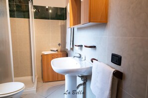 Hårføner og håndklær