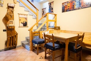 Dining - [Apartment in the Charming Courtyard] Lake Lugano (Brusimpiano)