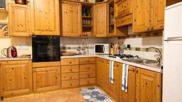 Microonde, piano cottura, macchina per tè/caffè, tostapane