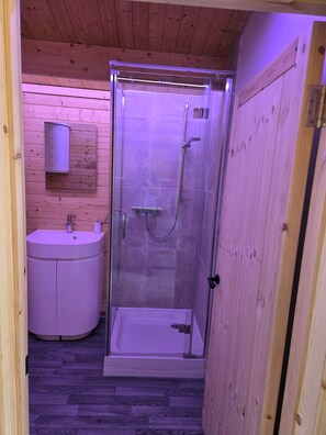 Bathroom - Pet Friendly Private Cabin Town Eurotunnel Beach (Hythe)
