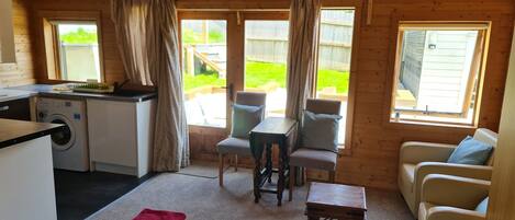 Cabin | 1 bedroom, iron/ironing board, free WiFi, bed sheets