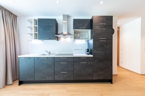 Kylskåp, mikrovågsugn, spishäll och diskmaskin