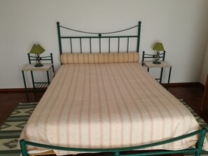 2 Schlafzimmer, Schreibtisch, Bügeleisen/Bügelbrett, kostenloses WLAN