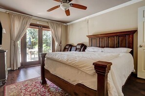 9 Schlafzimmer, Schreibtisch, Bügeleisen/Bügelbrett, Reisekinderbett