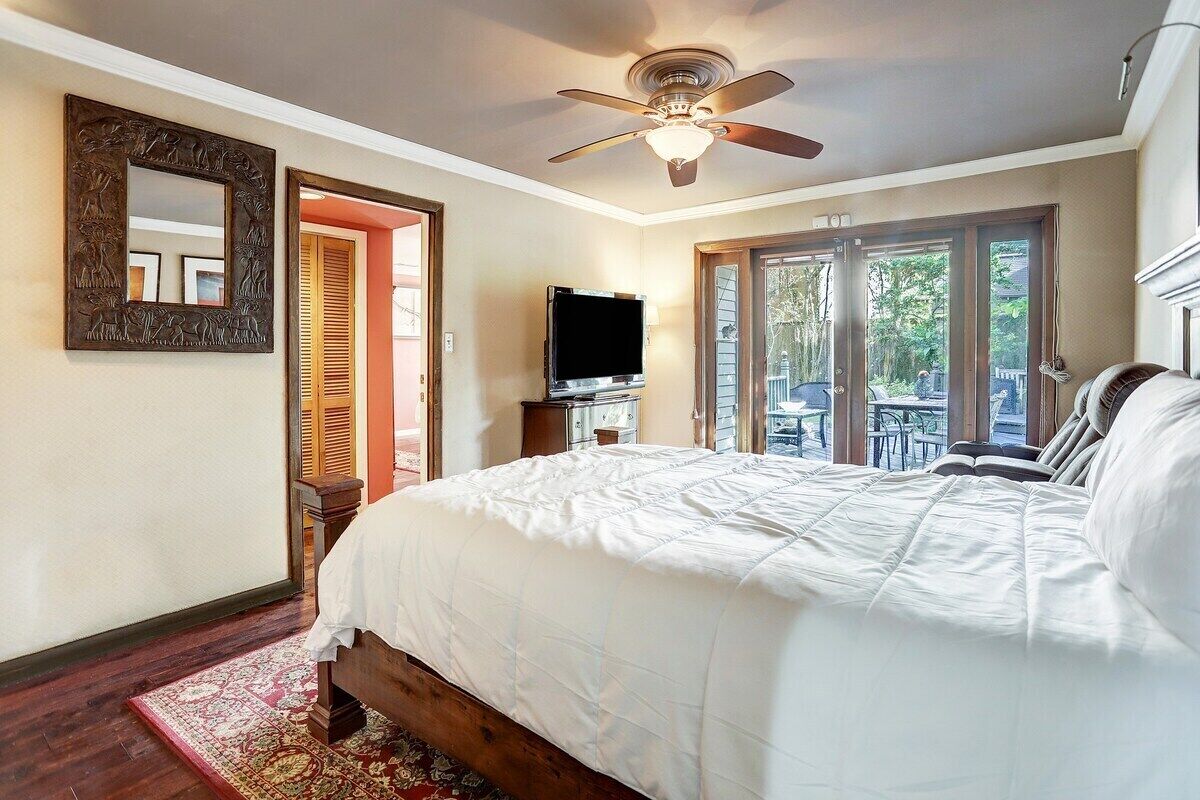 9 bedrooms, desk, iron/ironing board, travel cot