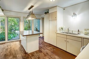 Réfrigérateur, four à micro-ondes, un four, surface de cuisson