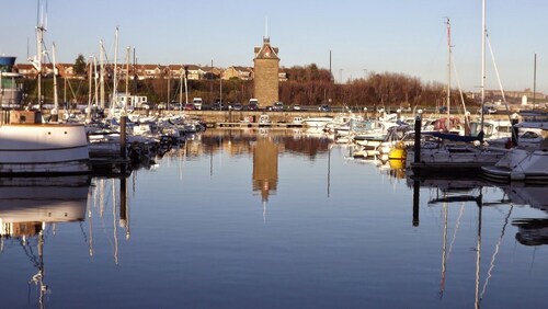 Modern coastal apartment near excellent beaches & vibrant nightlife. 