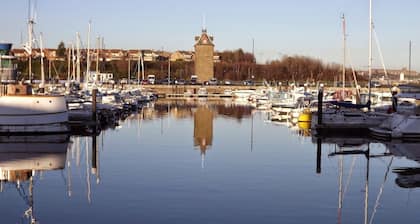 Modern coastal apartment near excellent beaches & vibrant nightlife.