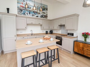 Kjøleskap, oppvaskmaskin, vannkoker og brødrister