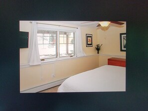 8 bedrooms, iron/ironing board, WiFi, bed sheets - Lake Winnipesaukee,  Boat Dock, Summer Hot Tub and Game Room (Laconia)