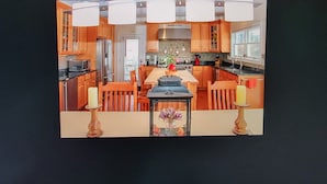 Una cocina moderna con armarios de madera, una isla central e iluminación colgante.