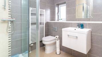 Basic Apartment | Bathroom | Separate bathtub and shower, towels, soap, shampoo