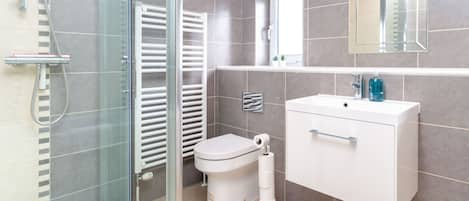 Basic Apartment | Bathroom | Separate tub and shower, towels, soap, shampoo