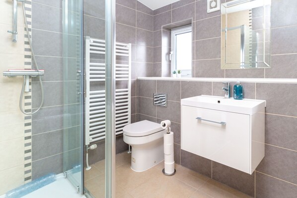 Basic Apartment | Bathroom