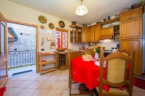 Refrigerador, microondas, parrilla de estufa y cafetera y tetera 