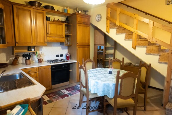Microwave, stovetop, coffee/tea maker, high chair - [Apartment in the Beautiful Courtyard] Lake Lugano (Brusimpiano)