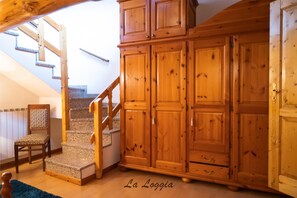 Interior - [Apartment in the Beautiful Courtyard] Lake Lugano (Brusimpiano)
