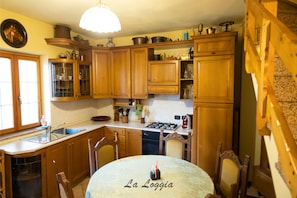 Micro-ondes, plaque de cuisson, cafetière/bouilloire, chaise haute