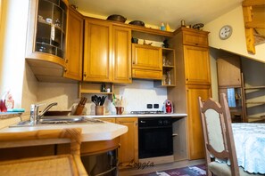 Microwave, stovetop, coffee/tea maker, high chair - [Apartment in the Beautiful Courtyard] Lake Lugano (Brusimpiano)