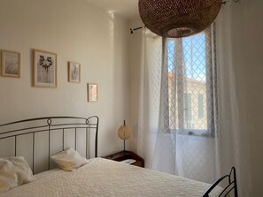 1 sovrum och sängkläder