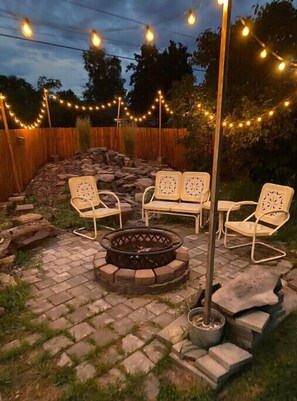 Enjoy the evening under the Big Sky by the fire pit and water feature! - Mid-Town Retreat
(Missoula)