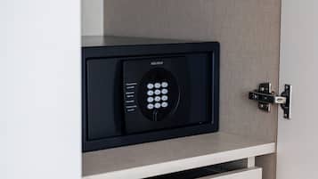 Un appareil électronique noir doté d’un clavier situé sur la porte d’un meuble.