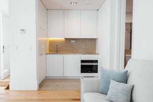 Refrigerador, lavavajillas, cafetera expreso, utensilios de cocina