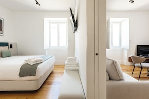 Caja de seguridad en la habitación, escritorio y cortinas blackout