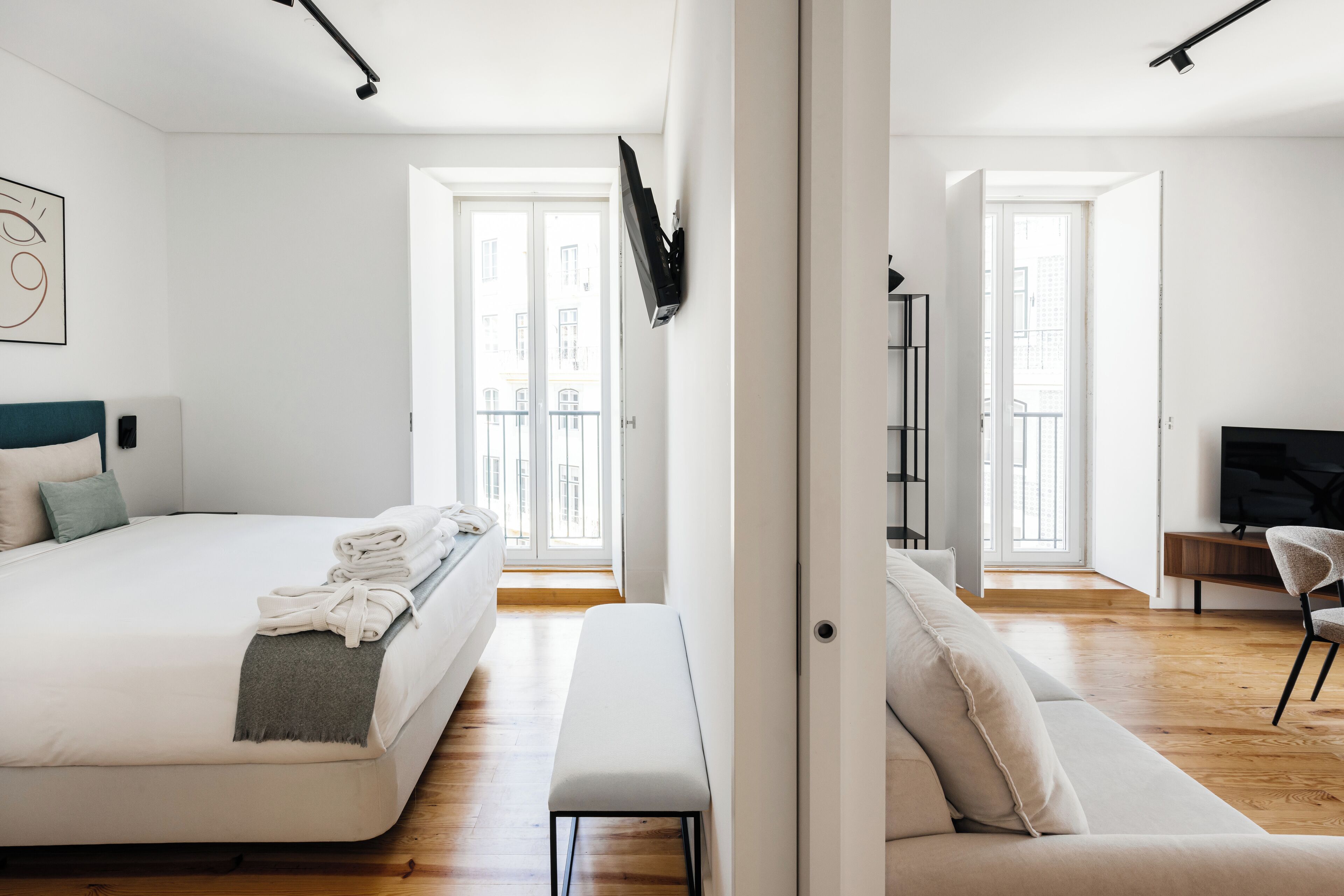 Comfort Apartment | In-room safe, desk, blackout drapes, soundproofing