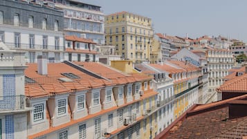 Une rangée de bâtiments traditionnels avec des toits couverts de tuiles rouges et des balcons.