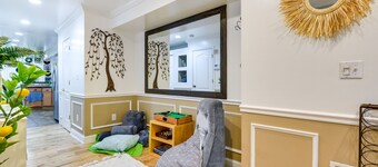 Quirky Baltimore Townhome ~ 2 Mi to Inner Harbor