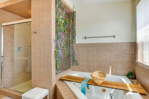 Kostenlose Toilettenartikel, Haartrockner, Handtücher