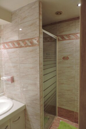 Serviettes fournies, papier toilette