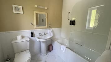 Deluxe Double Room | Bathroom | Combined shower/bathtub, hair dryer, towels