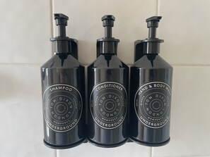 Deluxe Double Room | Bathroom | Combined shower/tub, hair dryer, towels - Randles Townhouse (Killarney)